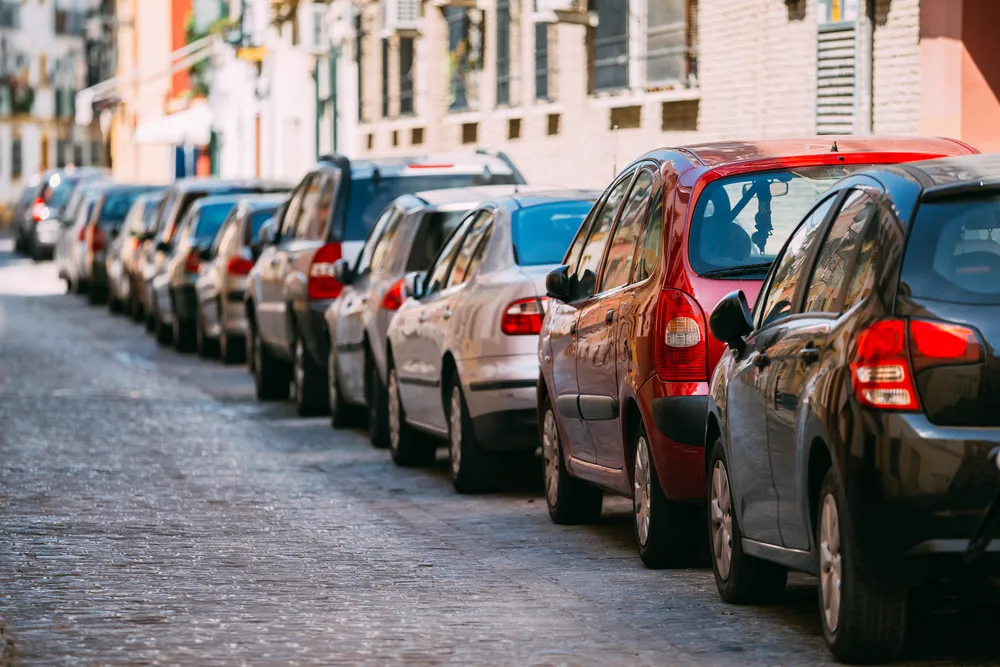 Autos estacionados en hilera en una calle,los autos más robados en México por su alta demanda.